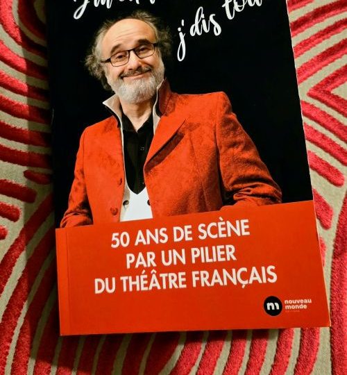 "J’m’en fous, j’dis tout!" - Quand Alain Sachs fait de ses mémoires un spectacle.