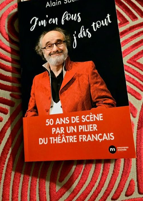 "J’m’en fous, j’dis tout!" - Quand Alain Sachs fait de ses mémoires un spectacle.