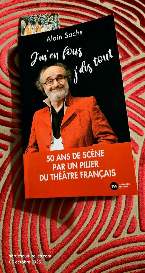 « J’m’en fous, j’dis tout! » – Quand Alain Sachs fait de ses mémoires un spectacle.